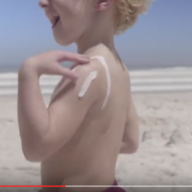DINGUE : cette MOUETTE DÉFÈQUE sur les ENFANTS à la PLAGE (et pour la BONNE CAUSE)