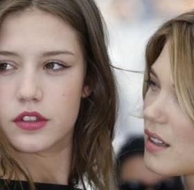 ADÈLE EXARCHOPOULOS TRÈS ENCEINTE dans une ROBE TRÈS MOULANTE
