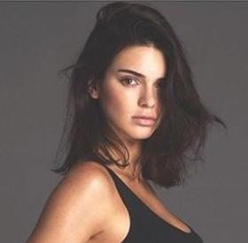 KENDALL JENNER nous dévoile son ÉNORME TATOUAGE dans un endroit INSOLITE !