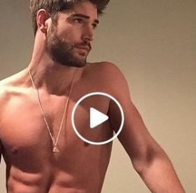 VIDÉO : la SCÈNE SURRÉALISTE dans un VESTIAIRE de ces SPORTIFS SEXY