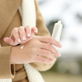 Bye Bye le Froid : Préparez et Protégez Votre Peau pour un Hiver Éclatant !