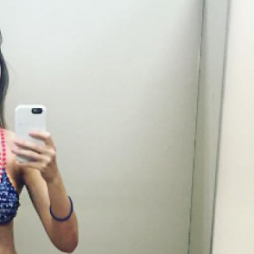 Cette TOP MODEL expose son CORPS POST-BÉBÉ avec un MESSAGE FORT