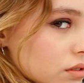 LILY-ROSE DEPP : sa PHOTO de NOËL en FAMILLE trop MIGNONNE !