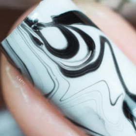 Découvrez la MANUCURE MOONSTONE en noir et blanc