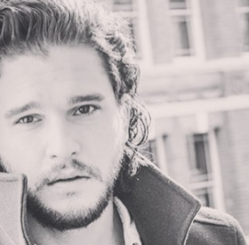 KIT HARINGTON fait SCANDALE au pub