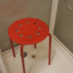 Il se COINCE un TESTICULE dans un TABOURET IKEA, et leur ÉCRIT !