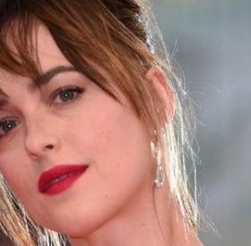 DAKOTA JOHNSON est en COUPLE avec ce CHANTEUR SUPERSTAR