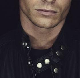 Cet ACTEUR SO SEXY raconte son DÉPUCELAGE à 3