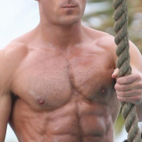 ZAC EFRON BALÈZE dans ALERTE À MALIBU : les images !