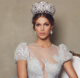 MISS UNIVERS 2017 : IRIS MITTENAERE passe sa COURONNE à...
