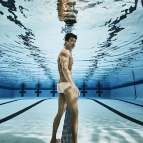ALERTE À LA PISCINE : le SEXY NATHAN ADRIAN vous MONTRE ses FESSES