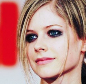 AVRIL LAVIGNE serait en COUPLE avec SON PRODUCTEUR !