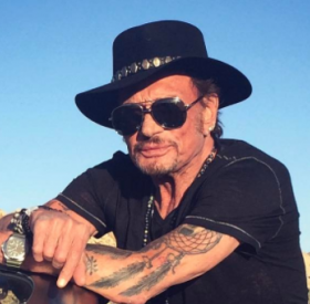 JOHNNY : à 74 ans, il se DÉHANCHE comme PERSONNE sur le TUBE de l'été