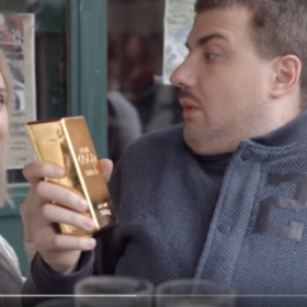 VIDÉO : la youtubeuse NATOO DÉGOMME les CLICHES sur les FEMMES et c'est HILARANT