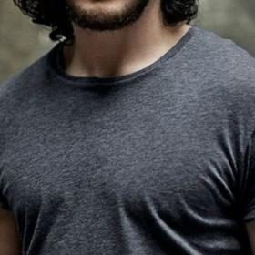 PEOPLE : l’ÉTONNANTE EXPLICATION de KIT HARINGTON sur sa BARBE RASÉE