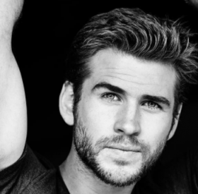 LIAM HEMSWORTH : premier BAISER très MOUILLÉ !
