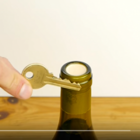 VIDÉO : découvrez comment OUVRIR une BOUTEILLE de VIN avec UNE CLÉ !