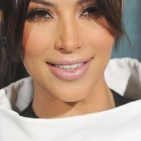 Le SOSIE de KIM KARDASHIAN c'est ELLE ! (au litre de fond de teint près !)