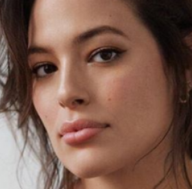 ZÉRO COMPLEXE : ASHLEY GRAHAM s'EXHIBE sur Instagram