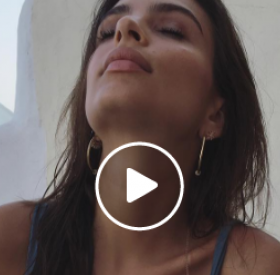EMILY RATAJKOWSKI : sa DANSE FOLLE SEINS NUS à la PLAGE devant ses POTES