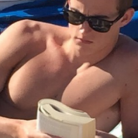 « HOT DUDES READING » : l’INSTAGRAM qui va nous faire RAFFOLER de la LECTURE