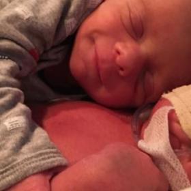 Ce BÉBÉ NOUVEAu-NÉ qui dit ADIEU à son JUMEAU MORT va vous BRISER le CŒUR