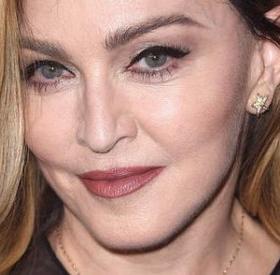 MADONNA est MÉCONNAISSABLE : cheveux JAUNE PIPI ET RIRE FLIPPANT !