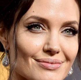 ANGELINA JOLIE et son très JEUNE cavalier aux GOLDEN GLOBES