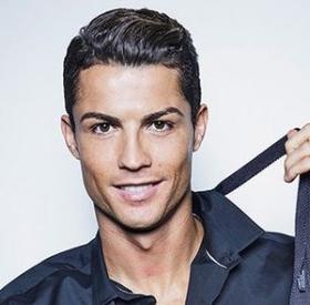 CRISTIANO RONALDO : sa GIRLFRIEND exhibe un DIAMANT gargantuesque !