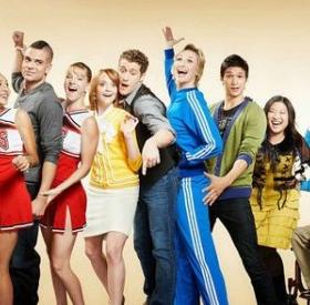 Cette actrice de GLEE sort avec un homme de 22 ANS son aîné !