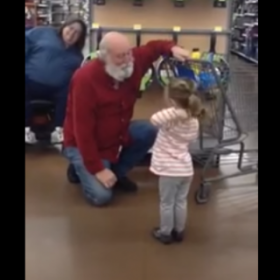 Cette PETITE FILLE a-t-elle rencontré le VRAI PÈRE NOËL ?