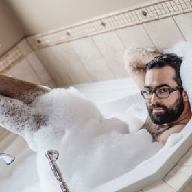 HILARANT : il se fait prendre en PHOTO dans des poses SEXY pour sa FEMME