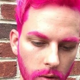 Après les AISSELLES pailletées... La BARBE teintée !