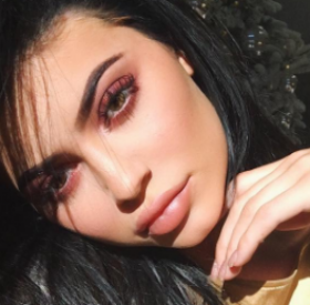 KYLIE JENNER a ENCORE une COUPE de CHEVEUX BIZARRE !