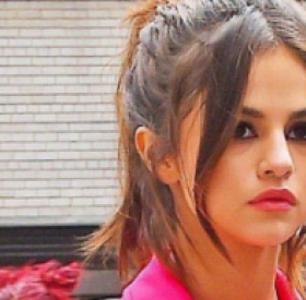 SELENA GOMEZ : la DIVA en STABILO ROSE FLUO GÉANT !