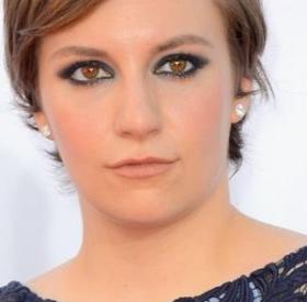 LENA DUNHAM dévoile son TATOUAGE très INTIME !