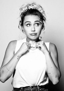 MILEY CYRUS se FAIT TRIPOTER par ses fans EN PLEIN CONCERT !