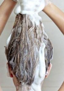 Comment BIEN laver vos cheveux
