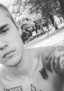 JUSTIN BIEBER SURPRIS en PLEINS ÉBATS AMOUREUX à la PLAGE !