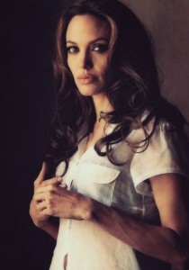 ANGELINA JOLIE BLOQUE le NUMÉRO DE BRAD PITT ?