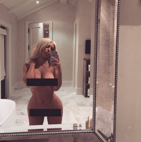 KIM KARDASHIAN pose NUE et CHOQUE ses fans