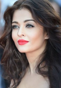 AISHWARYA RAI : ses LÈVRES BLEUES à CANNES font beaucoup parler !