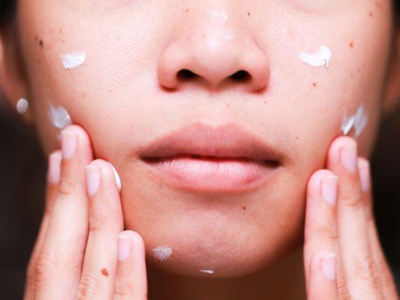 BOUTONS : 5 SECRETS de GRAND-MÈRE pour les faire DISPARAÎTRE