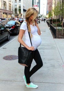 ENCEINTE : 10 PHRASES à dire à son VENTRE pour avoir un BÉBÉ COOL !