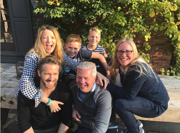 RYAN REYNOLDS dévoile la CAUSE de son air ultra TRISTE sur cette PHOTO !