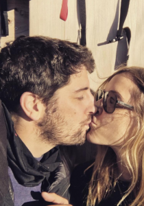 Cette STAR d'AMERICAN PIE va être à nouveau PAPA (et teste le MOUCHE-BÉBÉ avec sa FEMME) !