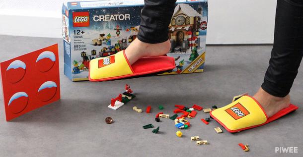 ENFIN les pantoufles LEGO pour éviter de se blesser les pieds sur ces petits joujoux !