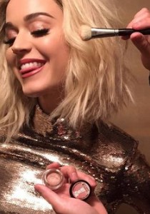 KATY PERRY : son ÉNORME problème de QUINOA sur TAPIS ROUGE !