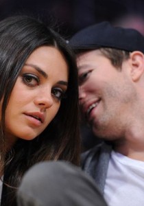 MILA KUNIS a du MAL avec ASHTON KUTCHER...