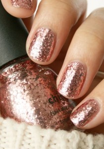 BEAUTÉ : l'ASTUCE MAGIQUE pour APPLIQUER un VERNIS à PAILLETTES !